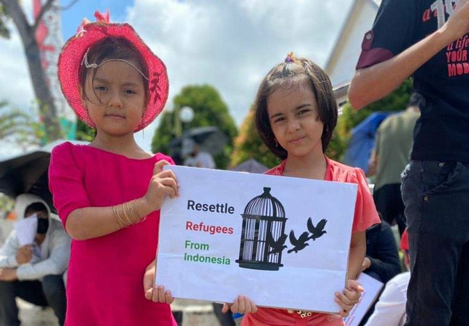AzizGulzari's tweet photo. Memory from 10/01/2022

Look how desperately this beautiful little angel is asking for help ( open our proses )  but all she has gained so far was negligence and indifference from UNHCR Indonesia
#HelpRefugees_Indonesia https://t.co/RuL0E9EoAX