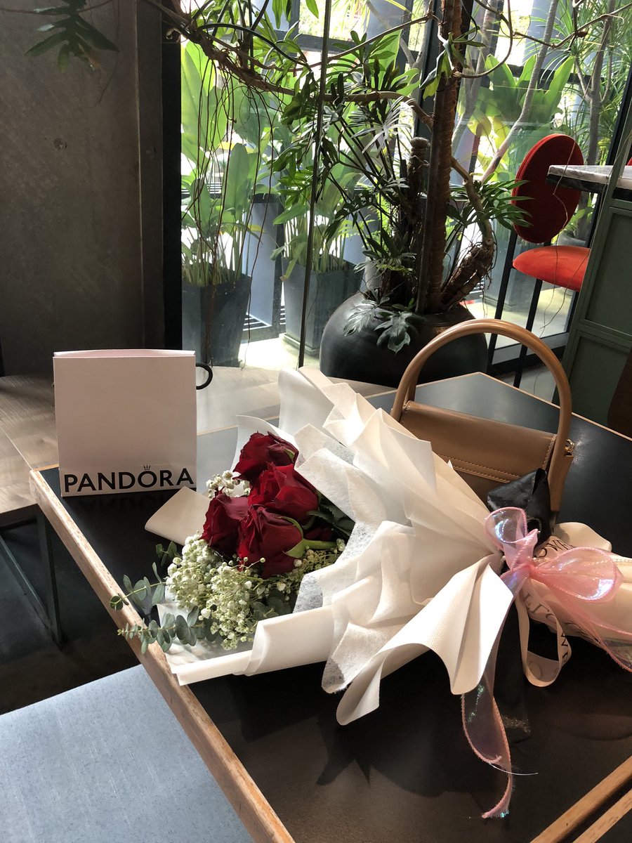 fifydiyxna's tweet photo. another year older &amp; happier 🍰🌷ᰔ https://t.co/oUIsAJUBwp