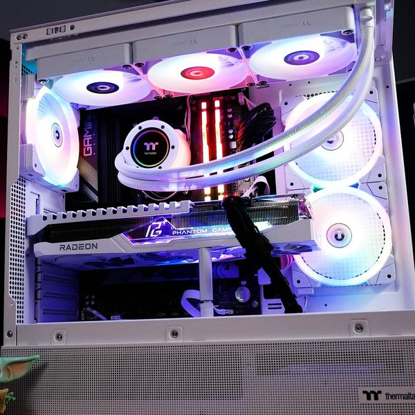 ThermaltakeInc's tweet photo. Enjoy the beautiful sight of RGB fans with our View 270!
📷 Essedi Hardware
#View270 https://t.co/9fP9kPC9K2
