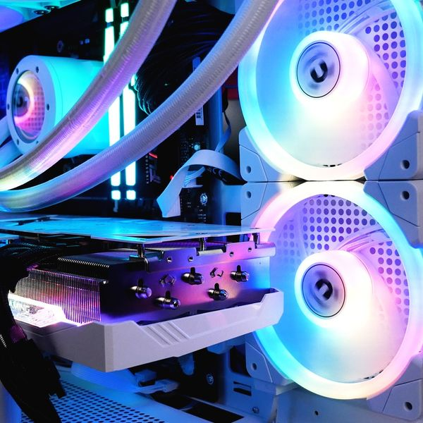 ThermaltakeInc's tweet photo. Enjoy the beautiful sight of RGB fans with our View 270!
📷 Essedi Hardware
#View270 https://t.co/9fP9kPC9K2