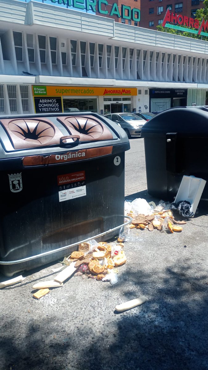 4Canaria's tweet photo. @Ahorramas_com El encargado de este supermercado AHORRAMAS AV/· C. de Hinojosa del Duque, S/N  MADRID ,obliga a las chicas de la (seccion de panaderia) a destruir los alimentos .Quiere que los indigentes le paguen por lo que tira a la basura. https://t.co/Mol83FBef1