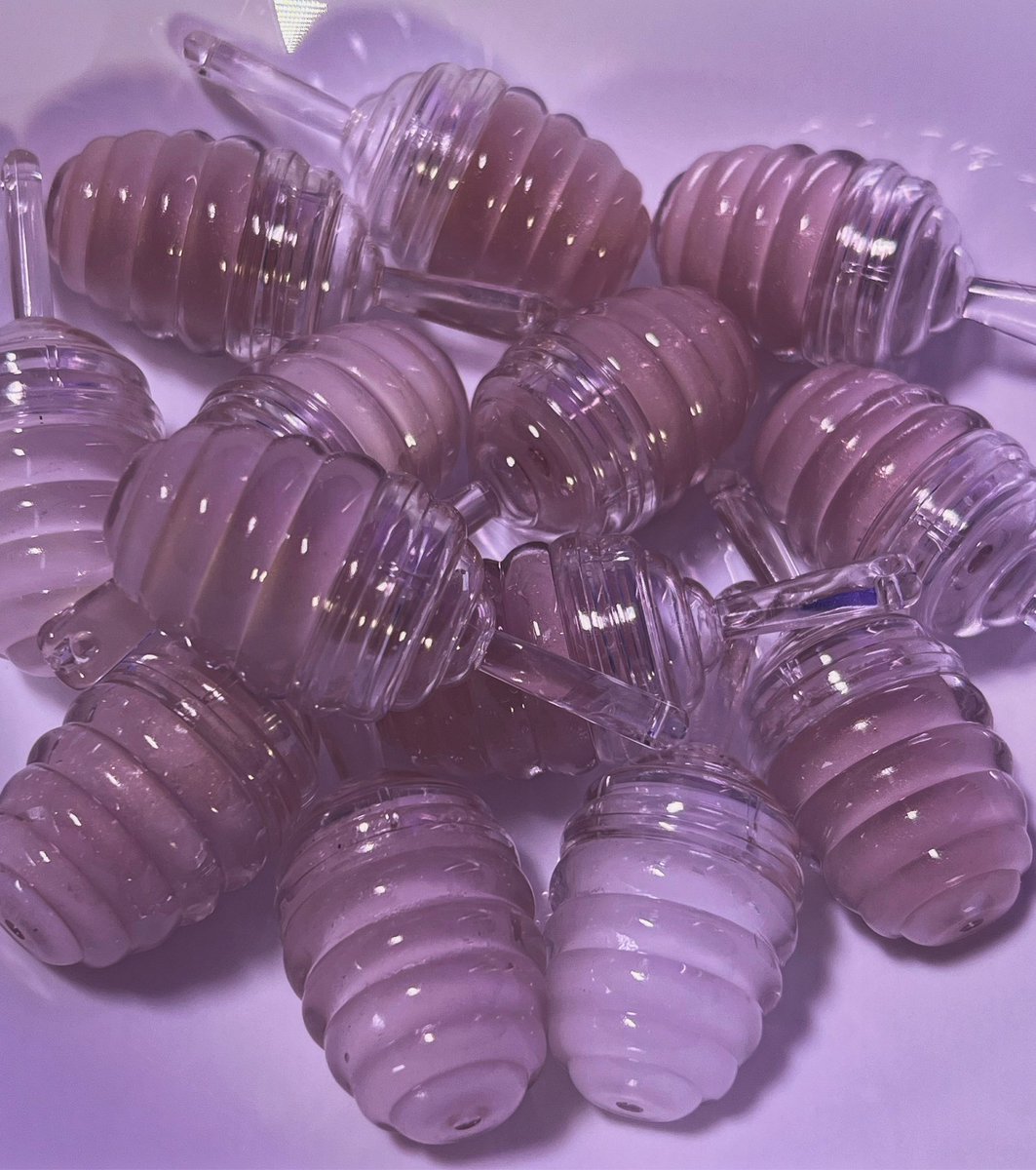 Natural lip care made with beeswax 🍯 coconut oil 🥥 and 24 Karat gold dust ✨ 

Want to be the first to try it? Follow, like and tag a friend to win a matching set! Winners chosen on Friday June 14th 💋 https://t.co/MtQLBxVeLm