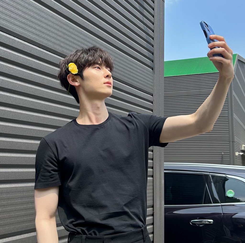 miming809's tweet photo. 기본 검정색티가 착붙인남자. . . . https://t.co/0KicnSzuFD