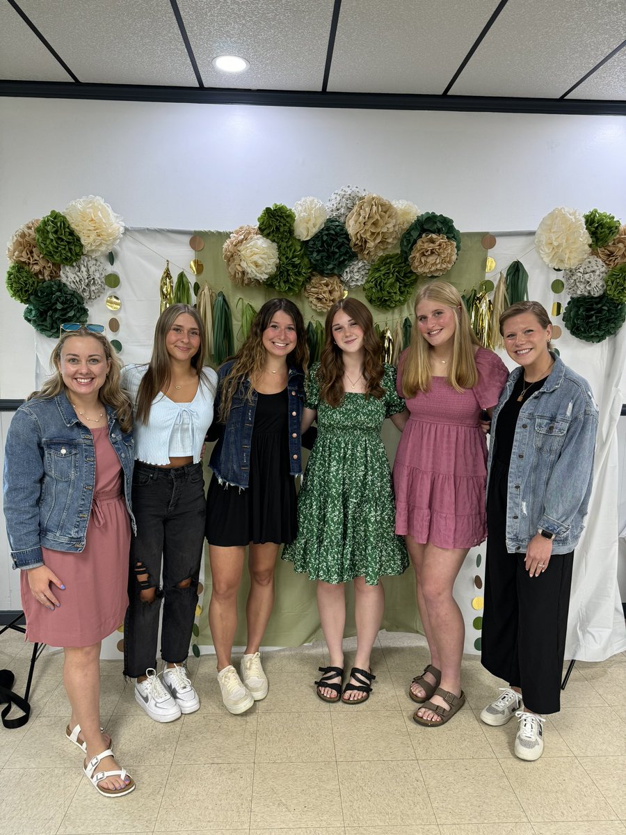 Celebrated our favorite soon to be Bobcat yesterday!! THE WORLD IS YOURS, <a href="/KaitlynHeuser/">kaitlyn heuser</a>!! We can’t wait to see all the amazing things you do!! OU is so lucky to have you 💚🤍