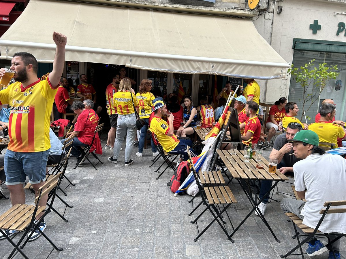 sport_lindep's tweet image. Les supporters 🔴🟡 ont pris leurs quartiers dans les rues du centre-ville de Pau !
#Top14 #SPUSAP
