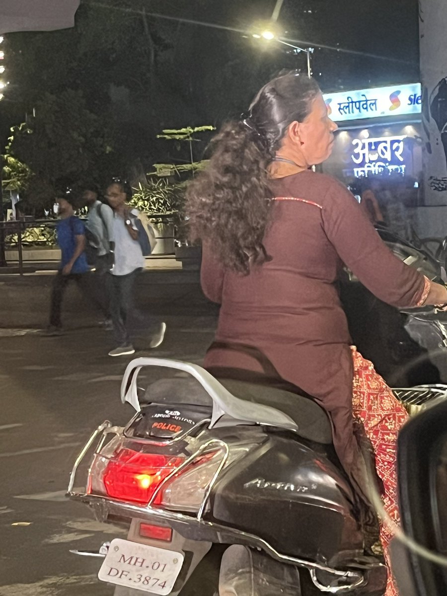 rasikashinde17's tweet photo. Helmet cha rule fkta comman lokansathi ahe ka police sathi nahi?? @MTPHereToHelp @CPMumbaiPolice @DGPMaharashtra https://t.co/80jl0LQpD4