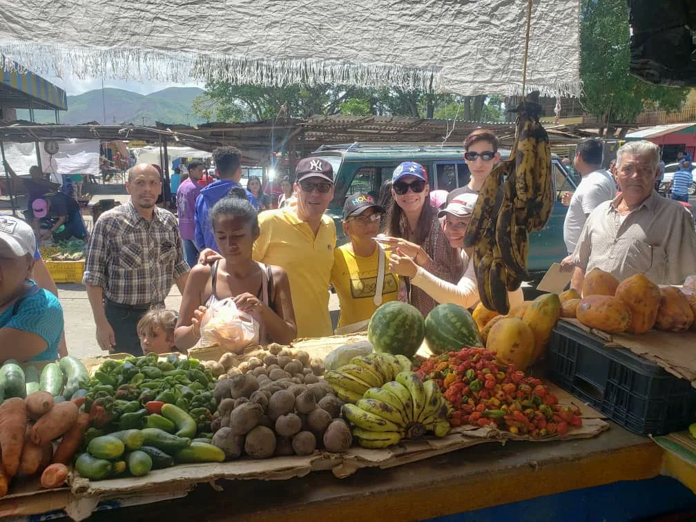 mpj_sucre's tweet photo. #EnImagenes 📸

¡En Montes vamos a ganar! 

A solo 50 días del triunfo electoral, nuestros vecinos de Cumanacoa, no tienen dudas que debemos votar el próximo #28deJulio por nuestro candidato @EdmundoGU  🗳️ 
En #UnidadYVoto en conjunto con los #JovenesConVzla 🇻🇪 
📍Cumanacoa-Sucre https://t.co/7KWoSMQF9o