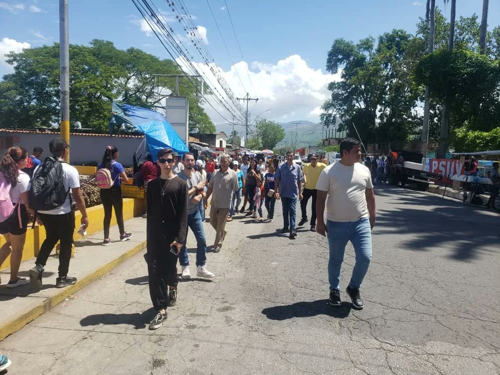 mpj_sucre's tweet photo. #EnImagenes 📸

¡En Montes vamos a ganar! 

A solo 50 días del triunfo electoral, nuestros vecinos de Cumanacoa, no tienen dudas que debemos votar el próximo #28deJulio por nuestro candidato @EdmundoGU  🗳️ 
En #UnidadYVoto en conjunto con los #JovenesConVzla 🇻🇪 
📍Cumanacoa-Sucre https://t.co/7KWoSMQF9o