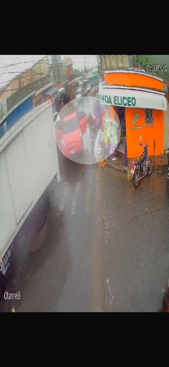 juanVictorCas1's tweet photo. 🚨URGENTE🚨URGENTE🚨

POLICÍA RODEA HOSPITAL PRIVADO, UBICA A PISTOLERO QUE DISPARÓ EN EL MERCADO DE VILLA NUEVA 

Investigadores #PNC mantienen rodeado un hospital privado en zona 2 de #SanMiguelPetapa al ubicar a uno de los sicarios que descendió de un vehículo rojo.. https://t.co/gCpvKH3afE