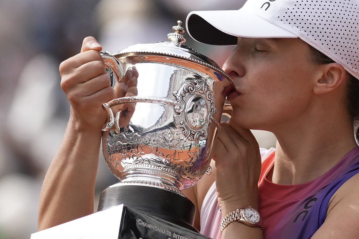 WTAGuadalajara's tweet photo. The sweetest kiss. 🏆😘

@iga_swiatek 🇵🇱 | #rolandgarros https://t.co/6yNcIDyjbh