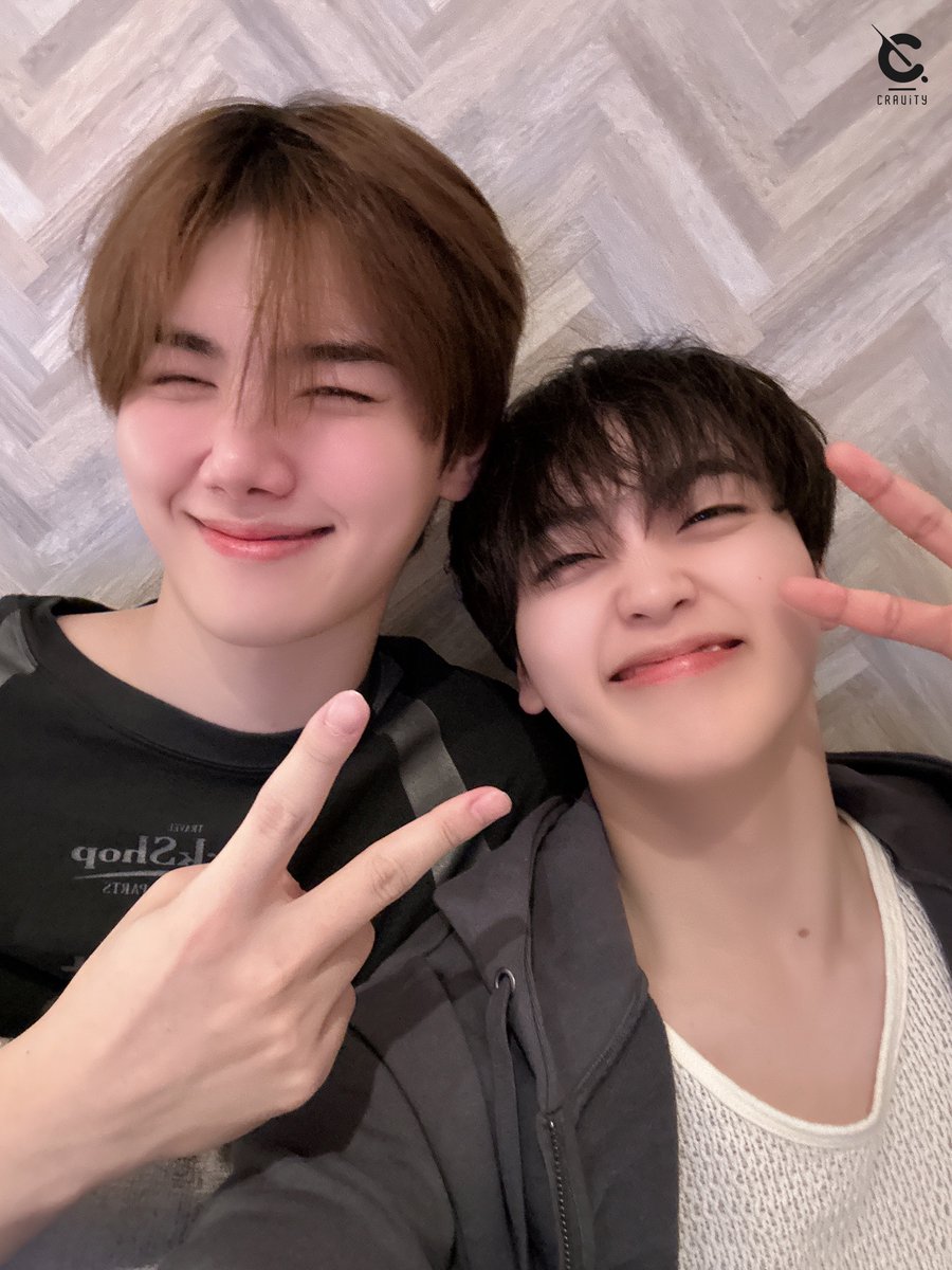 [#크래비티_모먼트] 240608
시부야 강쥐즈🐶🐶
⠀
#CRAVITY #크래비티
#민희 #형준