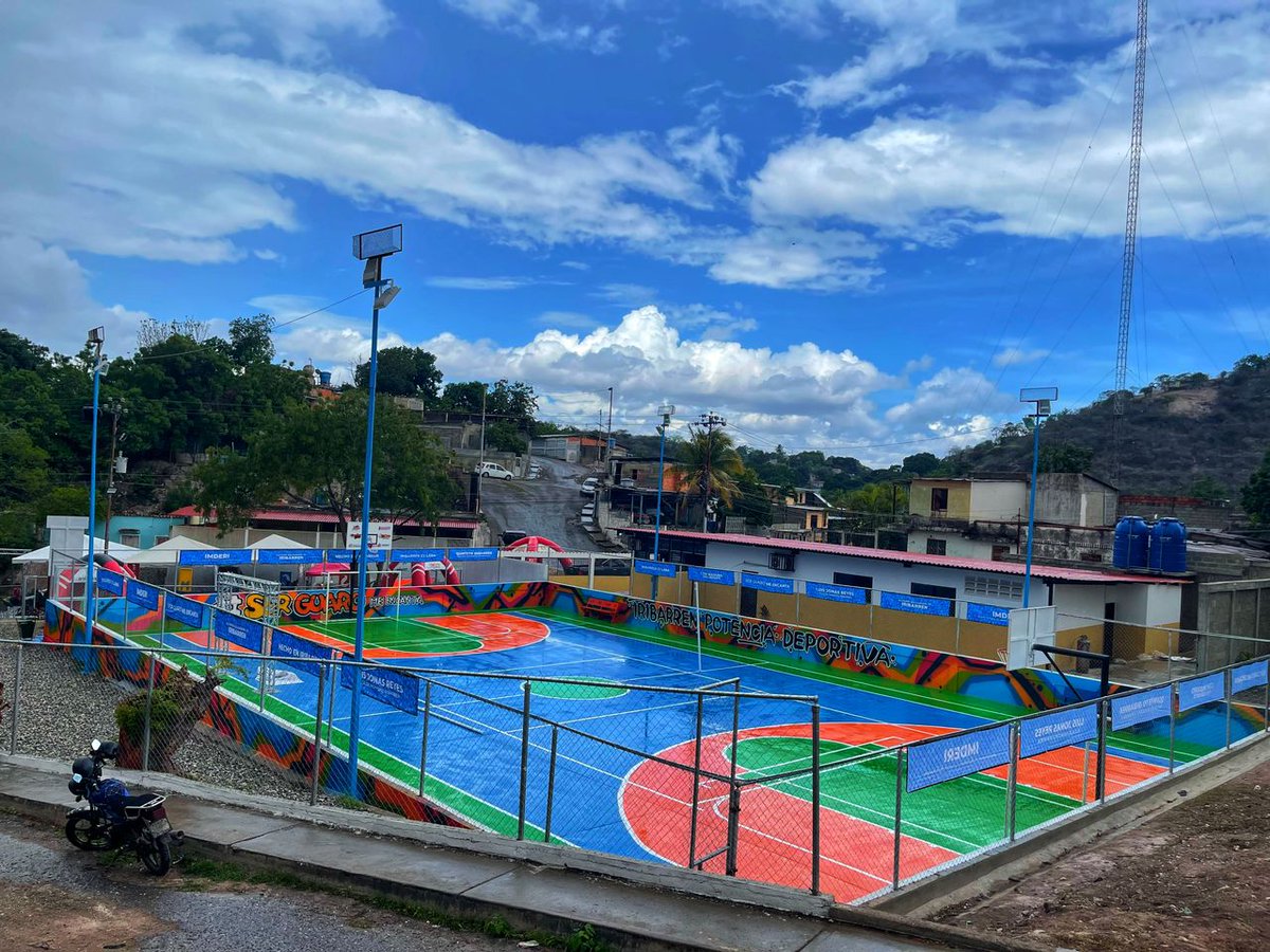 Con el objetivo de promover la sana convivencia, la cultura, el deporte, la recreación y el esparcimiento de niños, adolescentes y adultos, el Alcalde <a href="/LuisJonasReyes/">Luis Jonás Reyes</a> realizó la entrega de rehabilitación y mejoras de la cancha deportiva de usos múltiples "La Moraima",
El Jebe.