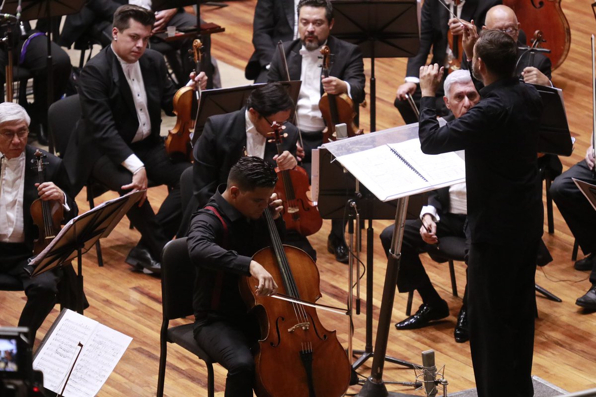 OSEMoficial's tweet photo. Acompáñenos en el imperdible concierto de este sábado en la Parroquia de San Miguel Arcángel en Temascalcingo, a las 16:00 horas, bajo la dirección de @maciasrodrigo_ .
Jean Carlos Coronado, violonchelista 🎻
¡Entrada Libre!
#Programa16 #La150 https://t.co/86z6DihxrC
