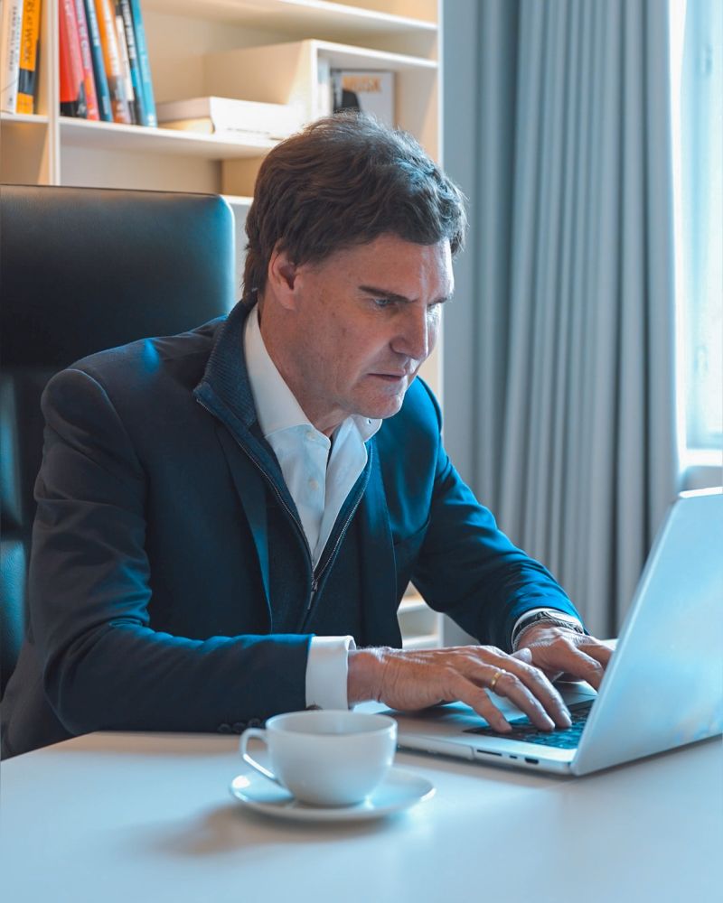 DerComander's tweet photo. Wie ich mich fühle Regio zweite klasse Laptop auf für twitter https://t.co/H3M2frEi1D
