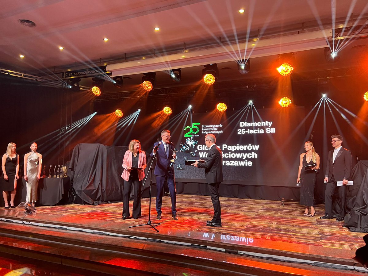 O tym jak przyciągnąć inwestorów indywidualnych na @GPW i co zrobić, aby Warszawa była centrum finansowym rozmawialiśmy na #WallStreet28 w Karpaczu. Gratuluję 25-lecia Stowarzyszenia Inwestorów Indywidualnych i dziękuję za Wasz wkład w rozwój rynku! Brawo @SII👏