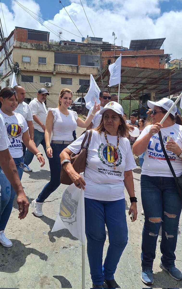 Exitoso casa por casa en el Hatillo, Edo. Miranda.
Gran receptividad para el equipo dirigido por <a href="/Negal_m/">Negal Morales</a> donde las mujeres  jóvenes y madres confían en el proyecto de <a href="/ADVenezuelaa/">Acción Democrática</a> con <a href="/adbernabe/">Bernabé Gutiérrez</a> y <a href="/Luisemartinezh/">Luis Eduardo Martínez</a>