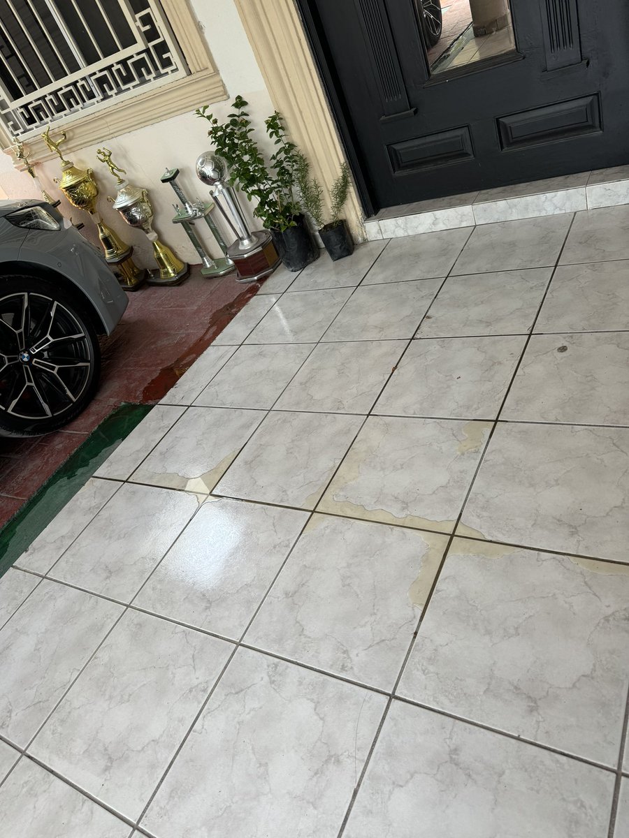 cokealanis's tweet photo. Jajajajajaja wey, vinieron a mirar en la casa! Que es eso? Jajajaja sin dar la cara?Patéticos! En lugar de eso porque no me marcan o me escriben para vernos en algún lugar? Porque por la espalda? Porque me tienen tanto miedo? Pues porque saben que de un solo golpe los vencería. https://t.co/EJ9UxJutbG