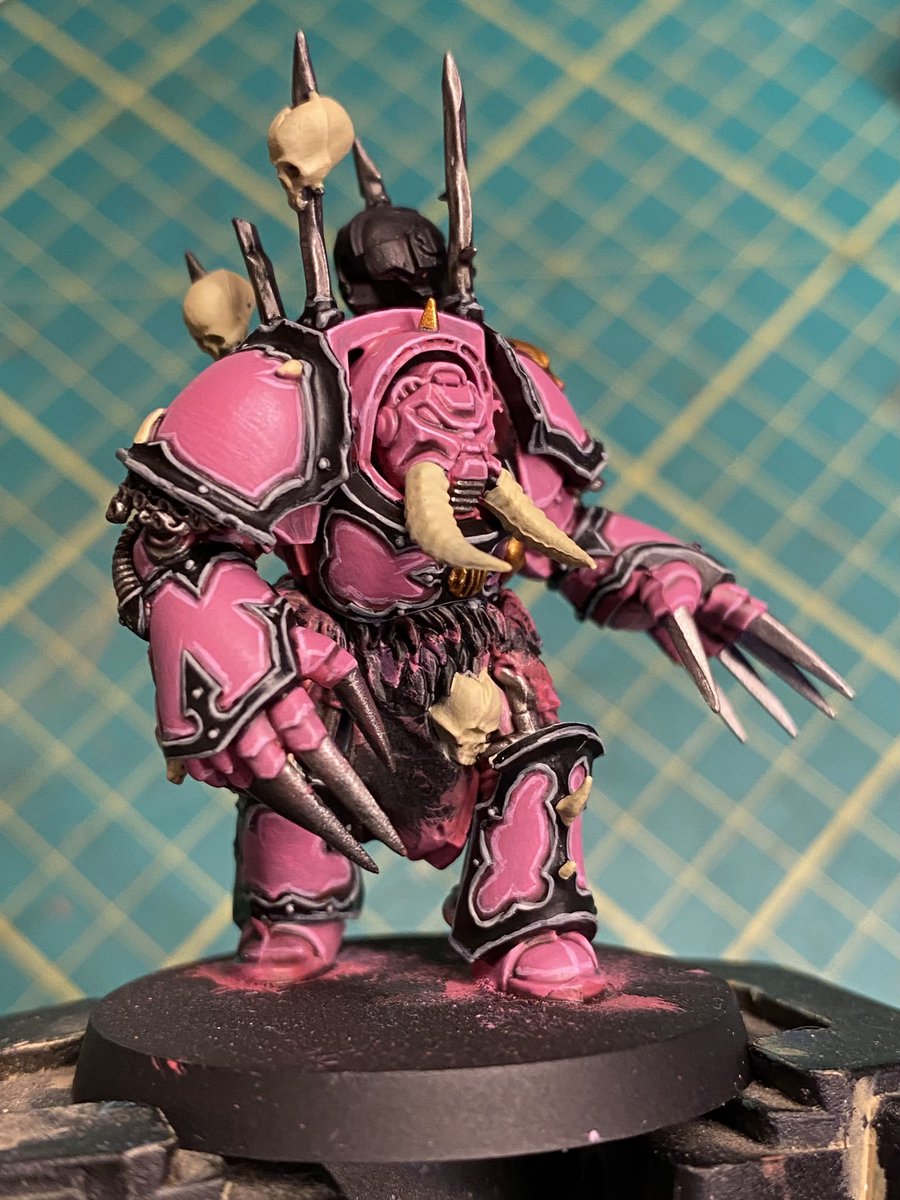 Made some progress on the metallics today and base coated the bone parts 
#warhammer40k #WarhammerCommunity #warhammer #chaosspacemarines #emperorschildren