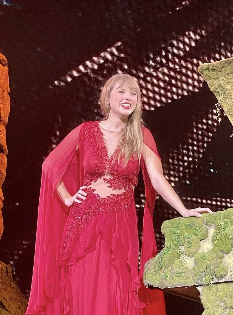 taylorswiftbr's tweet photo. Taylor está usando o figurino berry para o ato folkmore no show de hoje! 🤍

#EdinburghTStheErasTour https://t.co/8DCK7MEqbH