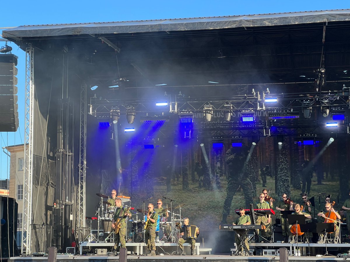 Urlussaatio's tweet photo. Tänään oli mahdollisuus olla mukana Miljazz Suomenlinna. Upea sää ja hienoa musiikkia. Nämä riittää mahtavan tapahtuman resepteiksi. https://t.co/Js080Ki6wD