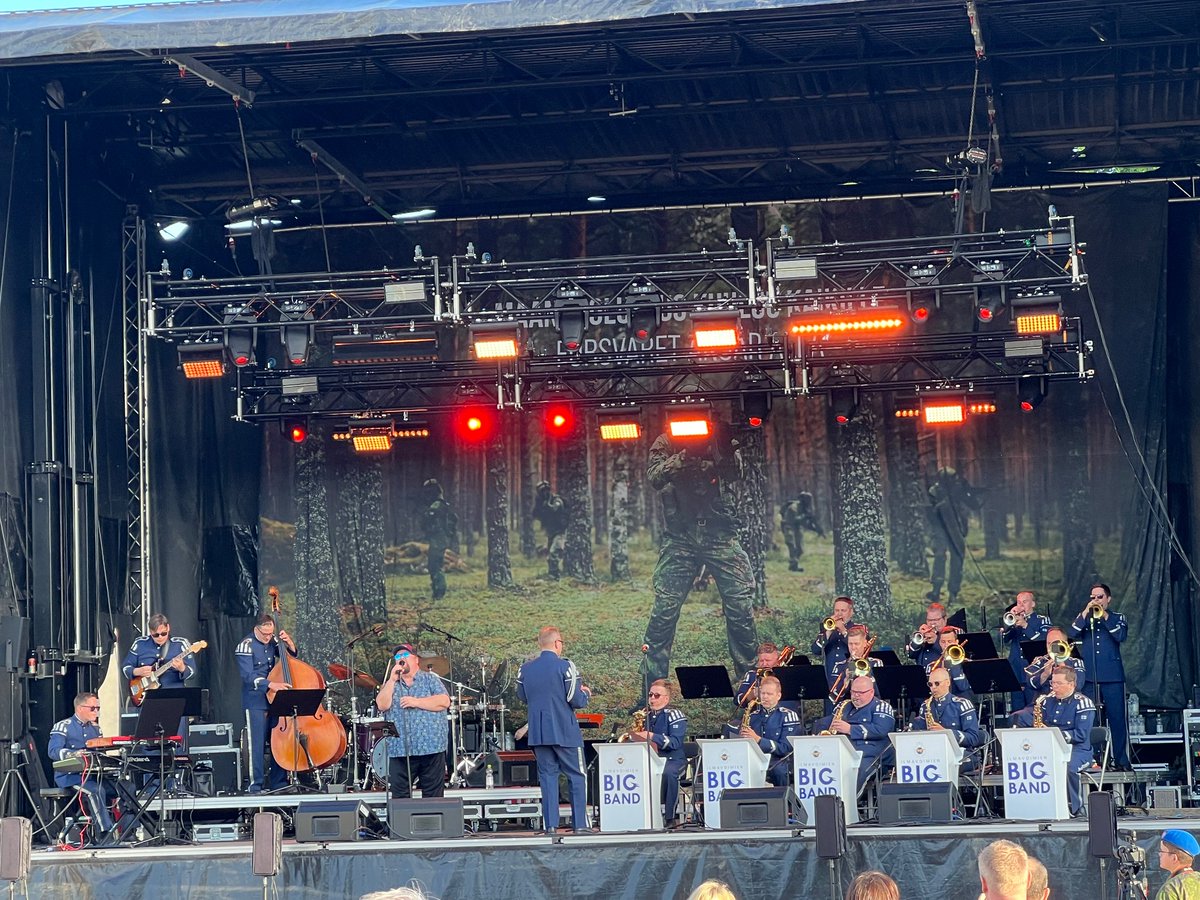 Urlussaatio's tweet photo. Tänään oli mahdollisuus olla mukana Miljazz Suomenlinna. Upea sää ja hienoa musiikkia. Nämä riittää mahtavan tapahtuman resepteiksi. https://t.co/Js080Ki6wD