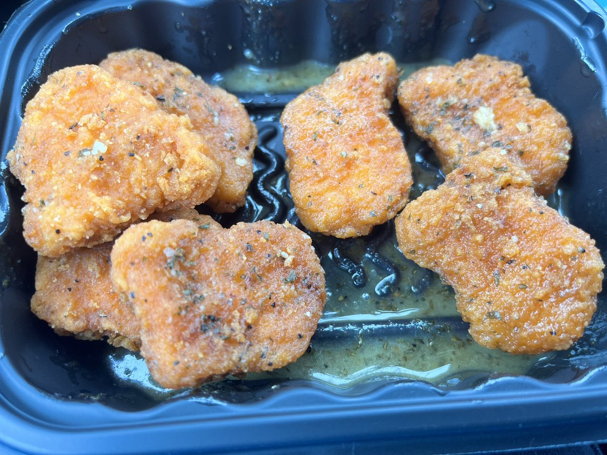 JustinLaughs's tweet photo. Alright @Wendys I’m normally a fan of your food. But these saucy nuggs are pure trash. The picture on your app looks good. The picture of what I got is something completely different 🤣 they are dry and don’t taste any different than your spicy nuggs #thankyounext https://t.co/EQ85rMcZe3