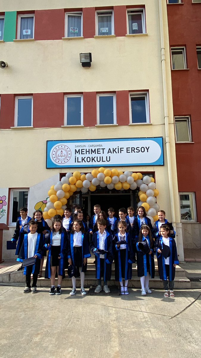 kadifekaleli55's tweet photo. Nice mezuniyetlerini nice başarılarınız daim olsun. Yolunuz açık olsun çocuklar...  @Çarşamba Mehmet Akif Ersoy İlkokulu https://t.co/O14sIoMRY2