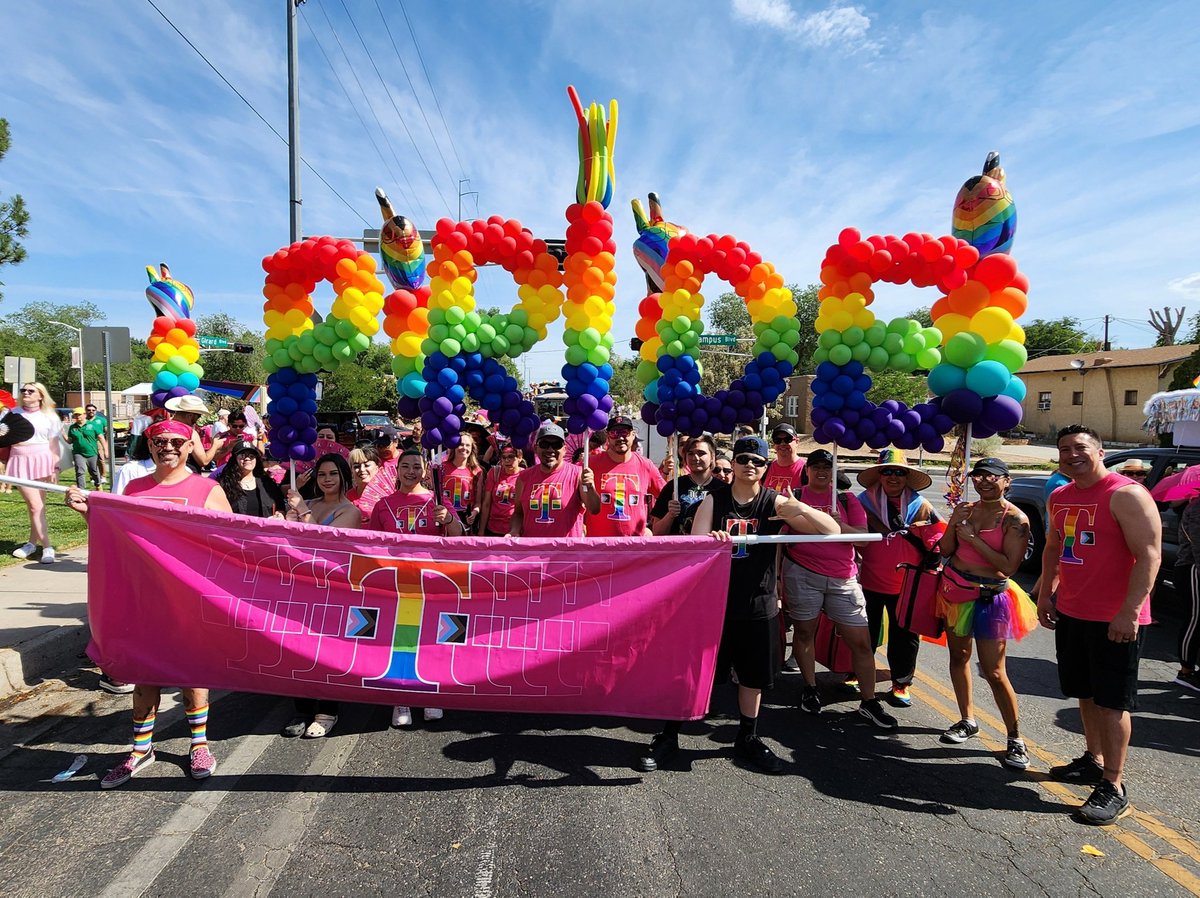 Jessicawynn20's tweet photo. Happy Pride π @ElviraDeCuir @SueStew92 @rulesshmules @JKalena123 #mobilizeforinclusion https://t.co/rC64VYQguJ