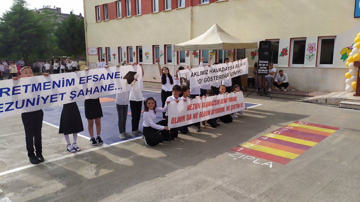 kadifekaleli55's tweet photo. Nice mezuniyetlerini nice başarılarınız daim olsun. Yolunuz açık olsun çocuklar...  @Çarşamba Mehmet Akif Ersoy İlkokulu https://t.co/O14sIoMRY2