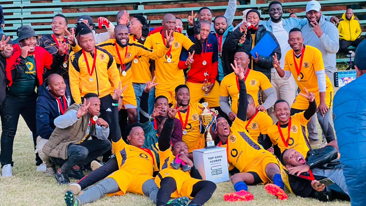 Mahlatse_Mogale's tweet photo. This group 🔥🔥
Not just good footballers but good human beings too🫶. I can take you guys to a war anytime and even take bullets for you all.. Congratulations gents.. The work that we put behind is showing off.
I am proud of you ❤️⚽
#FootyTwitterGames 

#FootyTwitterGames https://t.co/HMAJmMJWTh