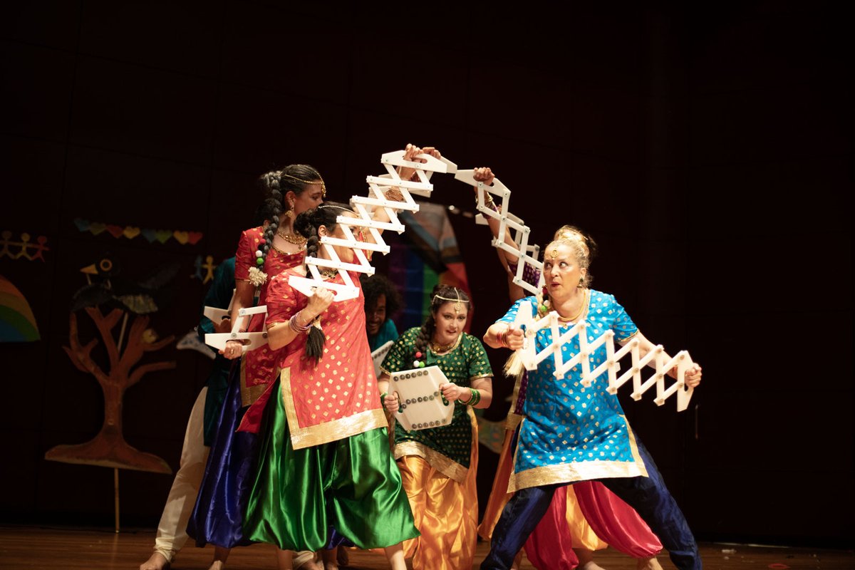 🌿#PicnicDelBarrio🌳 También cantamos y bailamos al ritmo de las músicas del mundo. Ahora mismo, concierto de danza bollywood por #DostanaMadrid. 🇮🇳🎶

¡Ven a bailar!

🔖 museoreinasofia.es/actividades/pi…

📸 Hadriana Casla