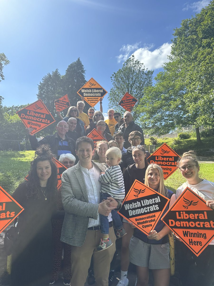 LibDemDavid's tweet photo. This campaign has been a real joy so far. People appreciate the Liberal Democrats’ return to discussing ‘nuts and bolts politics’ - focusing on issues residents raise. 

Lots of young people are joining our campaign from across the Swansea Valley. Can you help us win? 💪 https://t.co/yKz1nJR0V5
