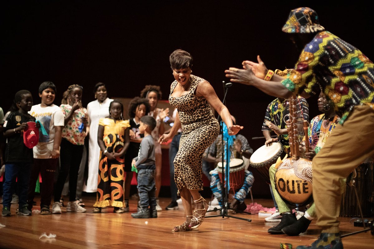 🌿#PicnicDelBarrio🌳 También cantamos y bailamos al ritmo de las músicas del mundo. Ahora mismo, concierto de #Kulumbá 🇸🇳🎶

¡Ven a disfrutar!

🔖 museoreinasofia.es/actividades/pi…

📸 Hadriana Casla