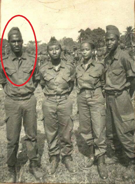 benbabunga's tweet photo. CE JOUR-LA... 8 juin 1971, le Président Mobutu enrôle, par force, tous les étudiants congolais de l'Université Lovanium (actuelle Université de Kinshasa) dans l'armée, à l'exception des étudiants étrangers (belges, burundais, camerounais, rwandais...). Tout le corps estudiantin de l'Université Lovanium fut enrôle de force au sein de l'armée : prêtres et religieux, hommes et femmes, parentés des grands généraux ou des simples soldats, des ministres, hauts fonctionnaires, ouvriers ou chômeurs. Le pays entier était en émoi.

En 2019, Ngimbi Kalumvueziko, ancien étudiant de Lovanium et un des membres de mon forum "Et Si Nous Parlions d'Histoire?" (sur Facebook), avait livré ce témoignage que j'avais posté à l'époque et que je reprends de nouveau ici. Sur la photo, la tête de Ngimbi est encerclée. Ses autres camarades, de gauche à droite, sont Léonie Kubukubu (vivant actuellement à Philadelphia, aux USA), Véronique Kakiese (actuellement Chef du Département de  Dermatologie aux Cliniques Universitaires de Kinshasa) et feu Floribert Tshamala.

===
Dans ces premières années de pouvoir de Mobutu, l’université Lovanium, la bien nommée "Colline inspirée" (pour sa situation sur les hauteurs de l’Est de Kinshasa et la grande liberté de son enseignement), était un foyer actif du savoir, de l’expression critique et aussi de la contestation. Menés par leurs associations, l’Union Générale des Étudiants du Congo, UGEC et l’Association des Étudiants de l’Université Lovanium, AGEL, les étudiants ne manquaient aucune occasion pour exposer les contradictions dans les choix du pouvoir et même contester certaines de ses initiatives.

Le 4 juin 1969, ils descendent de leur "Colline inspirée" pour exprimer par des marches à travers la Ville des revendications sur l’augmentation de la bourse d’étude et l’amélioration des conditions salariales des travailleurs. Craignant que les autres couches de la population suivent le mouvement estudiantin, le pouvoir, pris de panique, réagit avec violence. Les forces de l’ordre ouvrent le feu sur les manifestants, faisant des dizaines de morts, voire une centaine selon de nombreux témoignages. Les corps des victimes sont vite ramassés et enterrés à la sauvette dans des endroits tenus secrets.

Trois mois plus tard, entrant à l’Université Lovanium, j’étais frappé par la lourde atmosphère ambiante qui y régnait. Les étudiants, les professeurs, les employés de l’Université, bref toute la communauté universitaire était encore sous le choc. Par crainte de représailles sans doute, personne n’avait eu le courage de recenser les étudiants. Le bilan exact de la répression ne sera jamais connu. Les étudiants pourtant n’avaient pas oublié leurs camarades morts et tenaient à honorer leur mémoire. 

Ainsi le 4 juin 1971, jour du deuxième anniversaire des événements du 4 juin 1969, des manifestations commémoratives, dont un culte religieux et une marche silencieuse sur le campus furent organisées. Un cercueil symbolique fut enterré sous une stèle commémorative devant le bâtiment principal de l’Université. Pour Mobutu, ce fut une provocation. Sa réaction ne se fit pas attendre. Dès le lendemain, des soldats de l’ANC investissent le campus. Ils déterrent le cercueil et détruisent la stèle. Tenus à distance, nous assistions passivement à l’effacement du souvenir de nos camarades victimes de la sanglante répression du 4 juin 1969. Mais très vite, notre passivité se transforma en révolte lorsque les soldats s’en prirent à l’aumônier catholique de l’Université, l’Abbé Thysman, que nous appelions affectueusement Grand Frère, en reconnaissance de sa très grande disponibilité à aider par des conseils et parfois financièrement les étudiants en difficultés pour résoudre divers problèmes sociaux. 

Grand Frère était malmené par les soldats qui réussirent à le traîner dans un véhicule en se frayant grâce aux coups de feu tirés en l’air un passage à travers la pluie de pierres et divers autres projectiles qui s’abattaient sur eux. On apprendra quelques heures plus tard qu’il avait été immédiatement expulsé du Congo. Son seul tort était d’avoir célébré le culte religieux. Le même soir, le gouvernement décida la fermeture de l’Université Lovanium et l’enrôlement de tous les étudiants dans l’armée nationale pour une période de sept ans. Il s’agissait d’après le gouvernement d’une mesure disciplinaire pour faire des étudiants des citoyens responsables et respectueux de l’État. Mais en réalité, Mobutu était déjà très irrité par les critiques des étudiants vis-à-vis de ce qui apparaissait comme un culte de vénération et de dévotion à la limite de la sanctification qu’il voulait imposer au peuple pour honorer la mémoire de sa mère, Maman Yemo, décédée quelques semaines plus tôt. Peu avant, son maître propagandiste, le Ministre de l’Information Dominique Sakombi, avait été conspué lors d’une conférence sur sa vision politique. Tout cela avait certainement déterminé le comportement de Mobutu qui, sans doute pour se venger, a pris des mesures extrêmes dont les conséquences n’avaient pas tardé à se traduire par la désarticulation de tout le système de l’enseignement supérieur et universitaire. En effet, Mobutu avait dans la foulée décidé la fermeture des deux universités confessionnelles, l’Université Lovanium, catholique, à Léopoldville, et l’Université Libre du Congo, protestante à Stanleyville, et de l’unique université étatique, l’Université Officielle du Congo à Élisabethville, et la création d’une seule institution universitaire, l’Université 179 Nationale du Zaïre, UNAZA, par l’intégration des trois anciennes. 

L’enrôlement militaire décidé, nous devions tous être conduits dans les casernes militaires de Léopoldville. Nous étions environ 4.000 repartis dans trois sites, le Camp d’Entraînement des Troupes Aéroportées, CETA, à Ndjili, le camp de la Compagnie Logistique et des Transports, à Kintambo et le camp Tshatshi dans lequel se trouvait la résidence de Mobutu à Ngaliema. Aucune structure d’accueil n’ayant été prévue, nous étions regroupés sur des terrains vagues, où les premières semaines nous dormions à même le sol en plein air, avant que ne soient installées des tentes. Par manque de sanitaires, nous étions obligés de faire nos besoins dans la nature.

À notre arrivée dans les camps, les militaires, leurs épouses et enfants, s’étaient rués sur nous pour nous faire subir un passage à tabac en règle. Par des coups de poing, de pied, ou de fouet, des jets de pierre ou de touts autres projectiles, ils rivalisaient de zèle pour nous infliger la punition que, comme ils le disaient, nous méritions pour avoir osé défier Mobutu. Ne leur avait-t-il pas été dit que les étudiants étaient des éléments dangereux au pouvoir? En plus, il s’agissait pour eux qui avaient de l’universitaire l’image d’un personnage inaccessible, de nous ramener sur terre. Peut-on leur en vouloir quand on sait qu’à l’époque, l’étudiant universitaire vivait dans un milieu déconnecté des réalités sociales? Nous recevions une bourse d’études suffisante pour couvrir nos besoins élémentaires. La qualité du logement (confort des chambres, services de blanchisserie) et de la restauration était comparable à celle d’un hôtel de classe 3 étoiles. Nous bénéficions en plus d’un service de transport opérationnel en permanence. Ces conditions, en plus de la qualité de l’enseignement, faisait de l’Université Lovanium l’une des meilleures d’Afrique. Les professeurs de renom qui venaient régulièrement d’Europe, voire d’Amérique pour enseigner ou donner des conférences y trouvaient un cadre approprié au développement du savoir. Dans ces conditions, être étudiant à l’Université Lovanium pouvait être considéré comme un privilège exceptionnel.

Les premières semaines dans les camps militaires furent très éprouvantes. Non seulement à cause des conditions de vie particulièrement difficiles, mais surtout des brimades de toutes sortes, des actes d’humiliation et des corvées de travail imposées sans arrêt. Un traitement de prisonniers de guerre. Certains jours à l’aube, nous étions réveillés pour nous aligner en position de "garde-à-vous" sur le passage de Mobutu qui avait l’habitude de marcher pour se rendre à son bureau. Ainsi, il pouvait se délecter de la satisfaction d’avoir soumis les contestataires que nous étions. Au fil des jours, une familiarité commença à se créer avec les soldats. Certains s’étaient découvert des liens tribaux ou familiaux lointains. D’autres s’étaient simplement liés d’amitié avec des étudiants. Désormais, nous pouvions après les corvées journalières, passer les soirées dans les familles des militaires, où d’habitude nous partagions des repas dans un cadre familial. Les repas et les boissons étaient évidemment payés par les étudiants, ce qui arrangeait bien les militaires dont la solde était modique. Ces longues soirées passées chez les militaires furent pour nous l’occasion d’expliquer les motivations de la contestation estudiantine et de discuter avec eux des problèmes politiques et sociaux du pays. Pour Mobutu, le danger de conscientisation politique des militaires était réel. C’est ainsi qu’il mit brutalement fin à notre séjour dans les casernes, trois mois à peine après notre arrivée. Nous devions regagner le campus universitaire et reprendre les études tout en restant sous le statut militaire avec le grade de sergent.

Un spectacle de grande désolation nous y attendait. L’Université avait subi un pillage en règle. La reprise des activités académiques était tâtonnante; il fallait répartir les étudiants et les professeurs entre les trois campus de la nouvelle Université Nationale, organiser la vie militaire des étudiants militaires qui devaient en même temps s’acquitter de leurs obligations d’étude. À cela s’ajoutaient les difficultés financières, le budget de l’État, chroniquement insuffisant, n’ayant rien prévu pour le fonctionnement de l’institution universitaire nouvellement créée. L’Université Lovanium était bel et bien morte, entraînant avec elle l’effondrement de tout le système éducatif du pays".