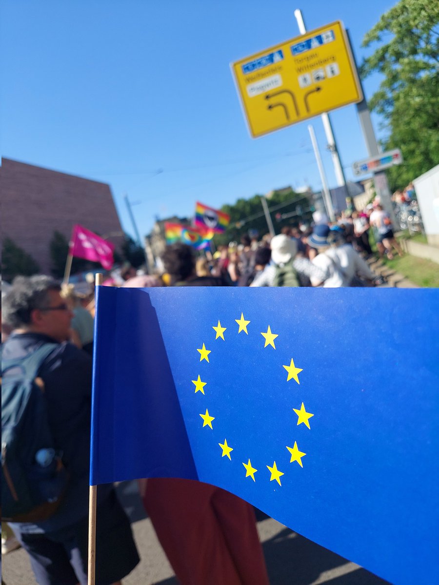 PascalKunze3's tweet photo. Heute auf der Straße für die Demokratie und Europa. #le0806
Ach ja und das Wichtigste: Geht morgen wählen und viel wichtiger: Wählt demokratisch. https://t.co/8frXByQdwH
