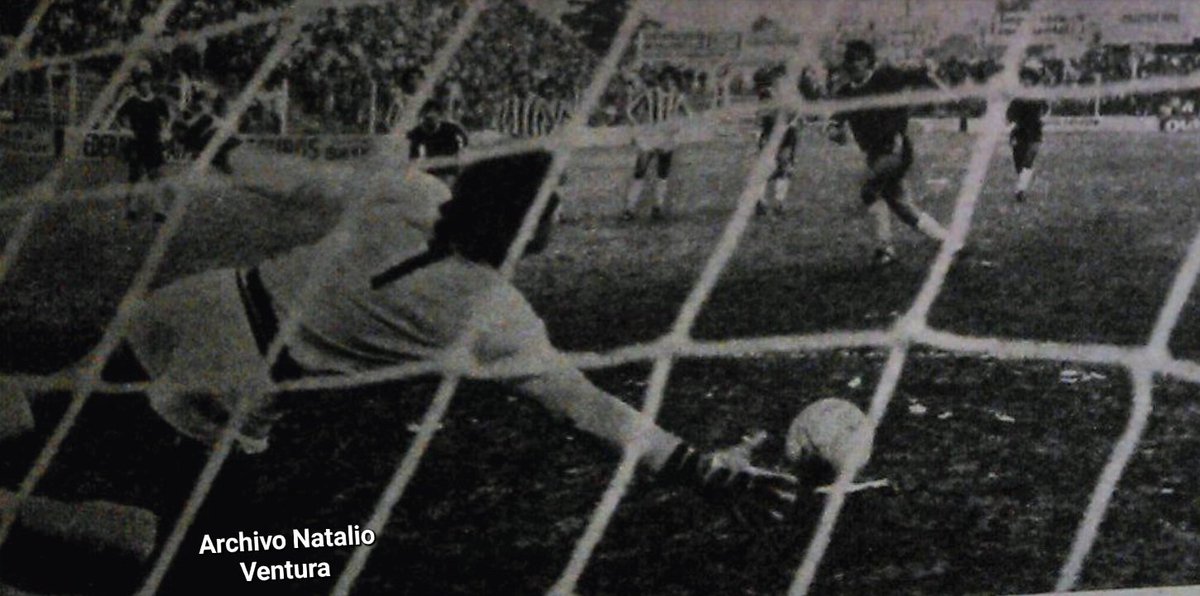 DeeperFutbol's tweet photo. Buttice se arroja  a su derecha y desvía el penal ejecutado por Alí
Banfield 1 - All Boys 0
Campeonato de 1° B
27 de junio de 1981. https://t.co/ucTLdJpBhE