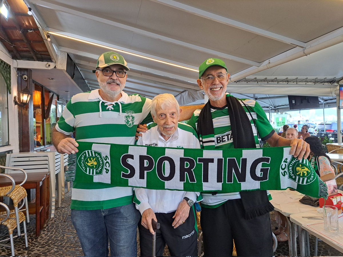 Sr António Abraços, 100 anos, comemorando o Campeonato Português de Futebol e o Campeonato Europeu de Hockei, do nosso <a href="/SportingCP/">Sporting CP</a> ,em Copacabana, Rio de Janeiro, com o  confrade Sérgio Rodrigues do Grupo Carioca Leonino Amigos do Sporting <a href="/CariocaLeonino/">Grupo Carioca Leonino 🇧🇷</a>