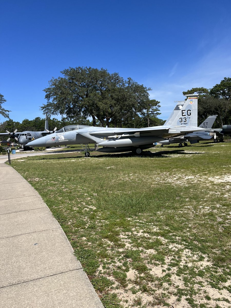 AshleyMAdami's tweet photo. Very #Merica kind of morning here. If it were a weekday I very easily could have caught a picture of a couple F35’s flying over too haha https://t.co/UdZvTNOkTl