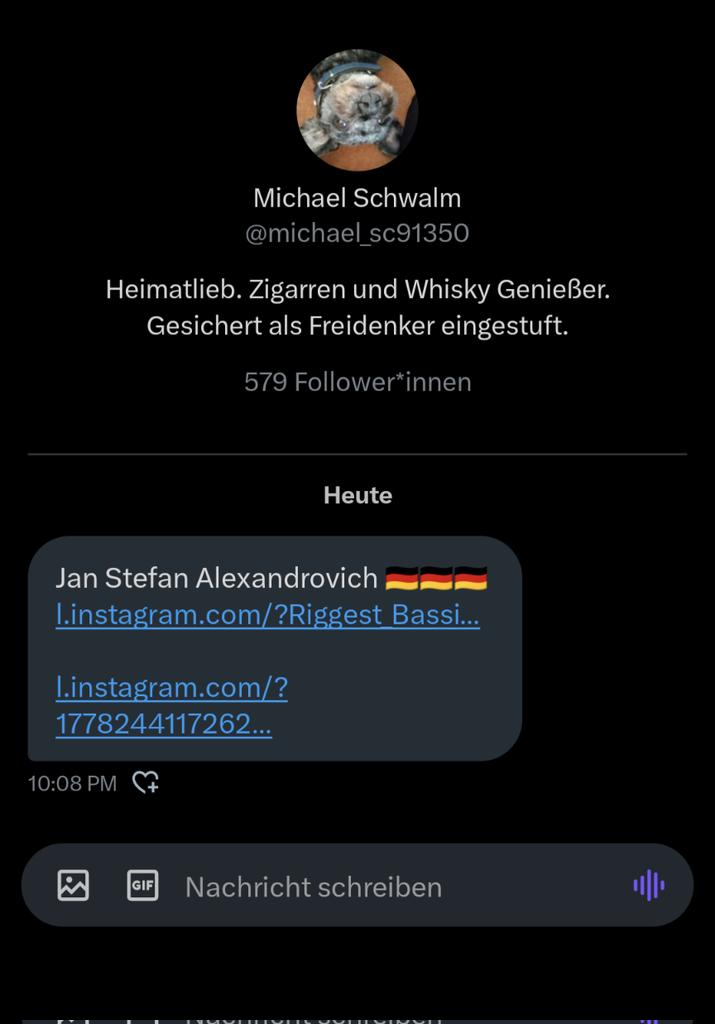 Riggest_Bassist's tweet photo. Ich hab gerade sehr verdächtig aussehende Nachrichten per DM auf meinen beiden Accounts bekommen.

Bin mir sehr sicher, dass das Bot Aktivitäten sind und die Accounts gehackt wurden.

Loggt euch auf keinen Fall auf den verlinkten Seiten ein!
(Unterschiedliche Ansicht App/web) https://t.co/6JVDWCKmAS