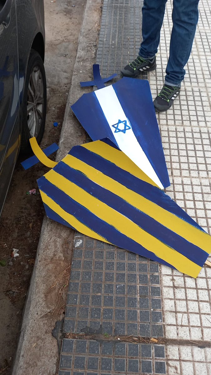 Barras_LATAM's tweet photo. 🇦🇷 Ataúd con los colores de Atlanta y bandera de Israel 🇮🇱, bandera de Palestina 🇵🇸, bandera de Irán 🇮🇷, cartones en forma de Ataúd con la bandera de Israel y Atlanta

Todo eso fue secuestrado por la policía de la ciudad en el clásico entre All Boys y Atlanta, hay 4 detenidos https://t.co/55kbskiujn