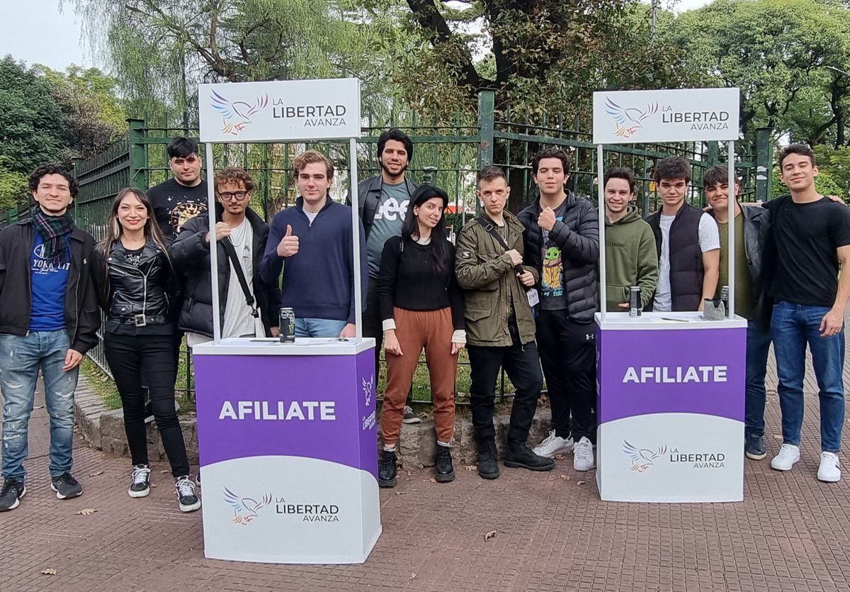 luciomvl's tweet photo. Gran tarde de afiliación en Villa del Parque @LLibertadAvanza https://t.co/qkNxxCS6DJ