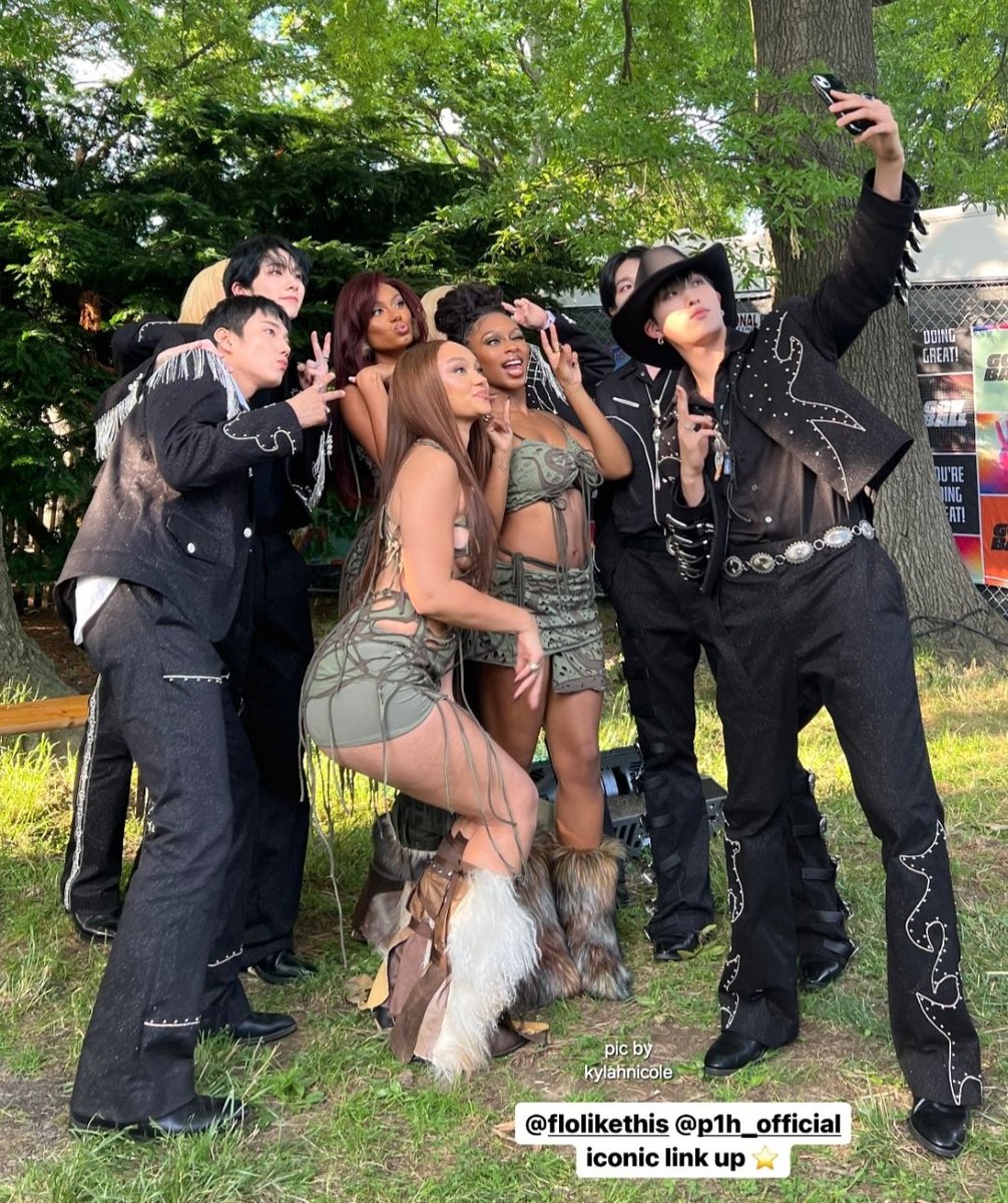 p1hits's tweet image. keeho took a selca of piwon × flo 😍 

#P1Harmony #피원하모니 @P1H_official