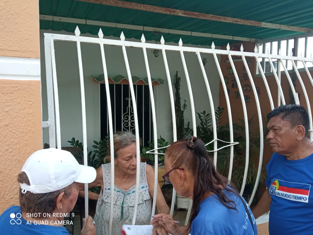 somosuntzulia's tweet photo. Desde la parroquia Juana de Ávila del municipio #Maracaibo estuvimos Casa X Casa 🏠

Durante nuestro recorrido, pudimos llevar el mensaje de esperanza y fortaleza a cada hogar, compartiendo con las familias la importancia de ejercer nuestro derecho al voto en estas elecciones. 🗳️ https://t.co/P6nkOgoQTG