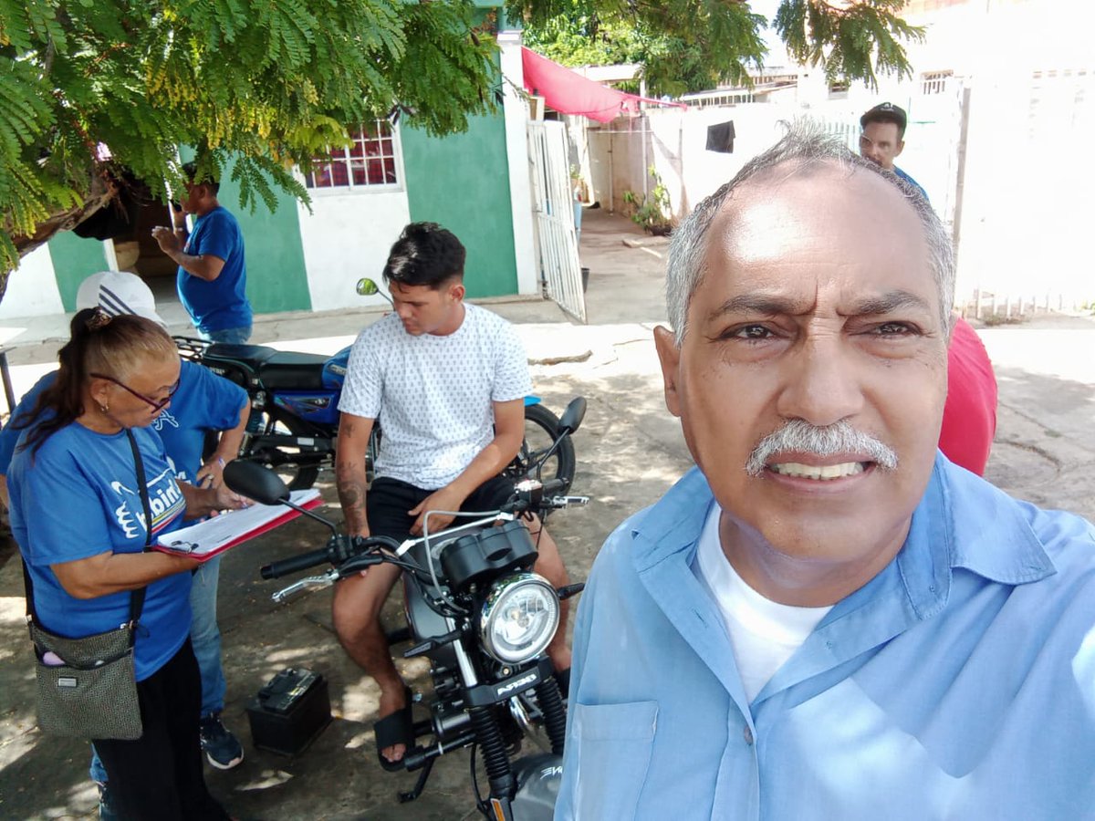 somosuntzulia's tweet photo. Desde la parroquia Juana de Ávila del municipio #Maracaibo estuvimos Casa X Casa 🏠

Durante nuestro recorrido, pudimos llevar el mensaje de esperanza y fortaleza a cada hogar, compartiendo con las familias la importancia de ejercer nuestro derecho al voto en estas elecciones. 🗳️ https://t.co/P6nkOgoQTG