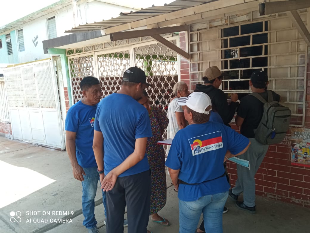 somosuntzulia's tweet photo. Desde la parroquia Juana de Ávila del municipio #Maracaibo estuvimos Casa X Casa 🏠

Durante nuestro recorrido, pudimos llevar el mensaje de esperanza y fortaleza a cada hogar, compartiendo con las familias la importancia de ejercer nuestro derecho al voto en estas elecciones. 🗳️ https://t.co/P6nkOgoQTG