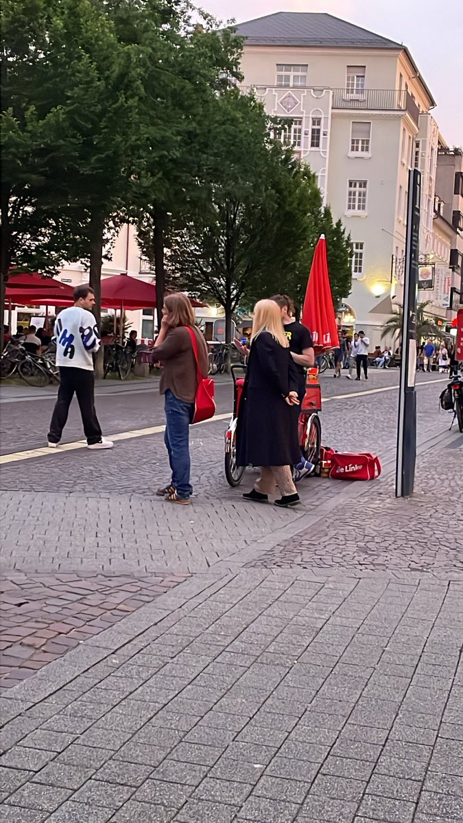 DieLinke_KA's tweet photo. Heute nochmal Endspurt für die Wahl morgen und dann gilt es. 

#DieLinke wählen für ein solidarisches Karlsruhe und Europa, das sich nicht bestechen lässt. https://t.co/QAGDmZs74Y