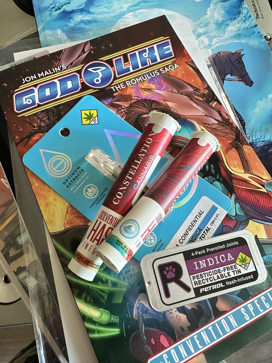 thestoagroup's tweet image. Ready to sit down and envelope myself in the saga. @JonMalin #godlike #hailcg #comicsgate