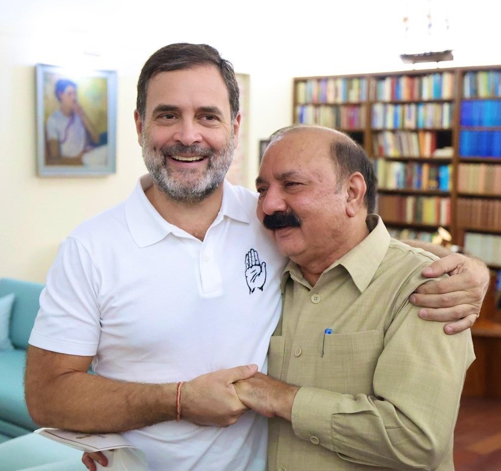 मैं माफ़ी चाहता हूं कि मैंने अमेठी से के. एल. शर्मा जी को टिकट मिलने पर अपनी नाराजगी ज़ाहिर की और कांग्रेस फैसले पर सवाल उठाया।

दरअसल हम सबसे कई आगे का पार्टी में उच्च स्तर पर बैठे लोग सोचते हैं।

अधिकतर सभी विपक्ष के लोग निराश थे राहुल गांधी जी के अमेठी से न लड़ने के फैसले से