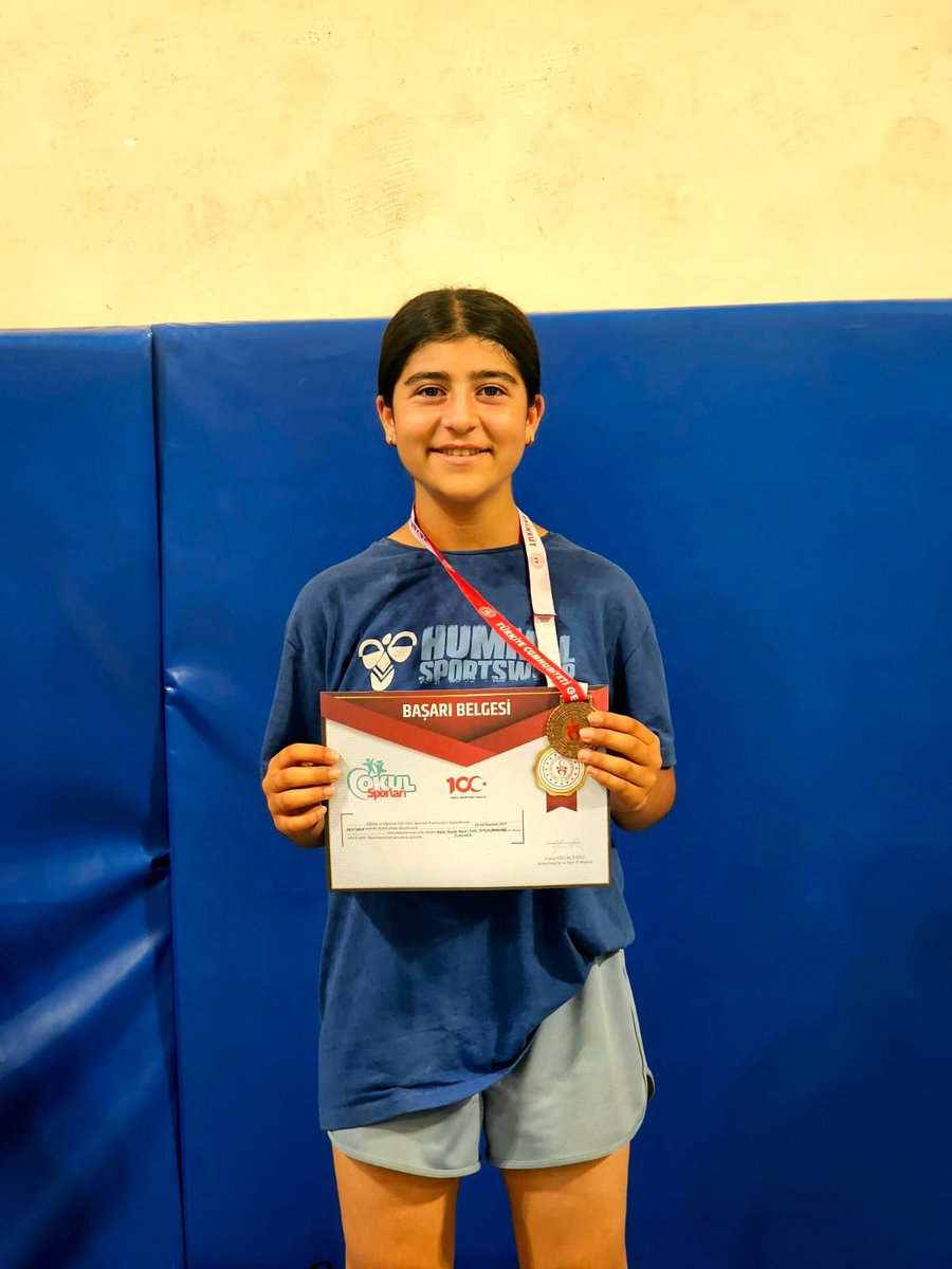 bingolmem's tweet photo. 🇹🇷🏆5-8 Haziran tarihleri arasında Aydın ilinde düzenlenen Okul Sporları Yıldızlar ve Küçükler Bocce Volo Final Müsabakaları’na katılan Borsa İstanbul Kaleönü Ortaokulu sporcularından Zilan Atilla 🇹🇷🥉Türkiye 3.sü olmuştur.✨Öğrencimizi ve emeği geçenleri tebrik ederiz.👏👏
@tcmeb @bingolvaliligi @MustafaOzel66