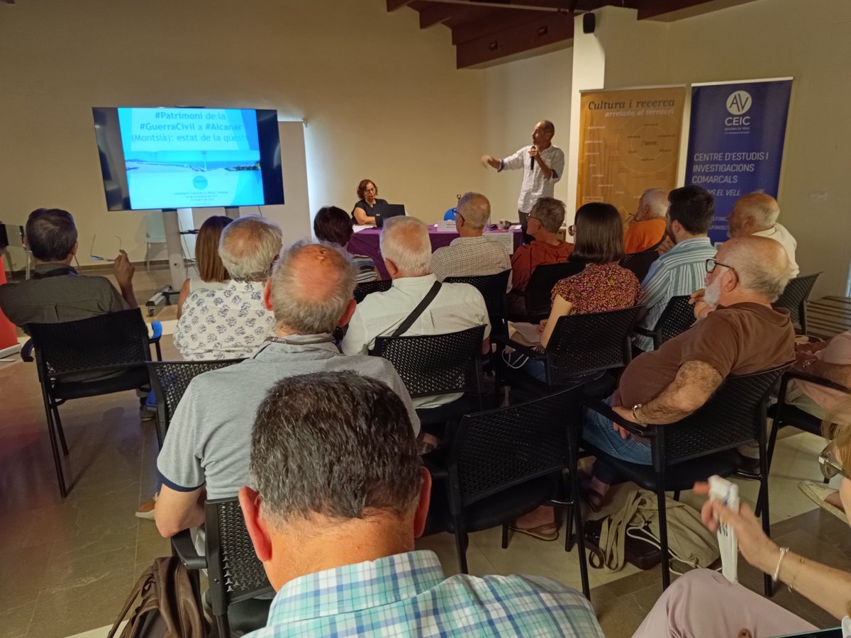 Barrull's tweet photo. Presentació de @Idecocampturia i @lorafal https://t.co/UaZJrVUpxZ